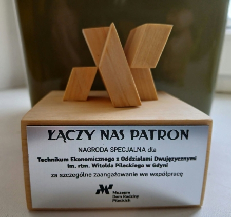 Statuetka dla Naszej Szkoły